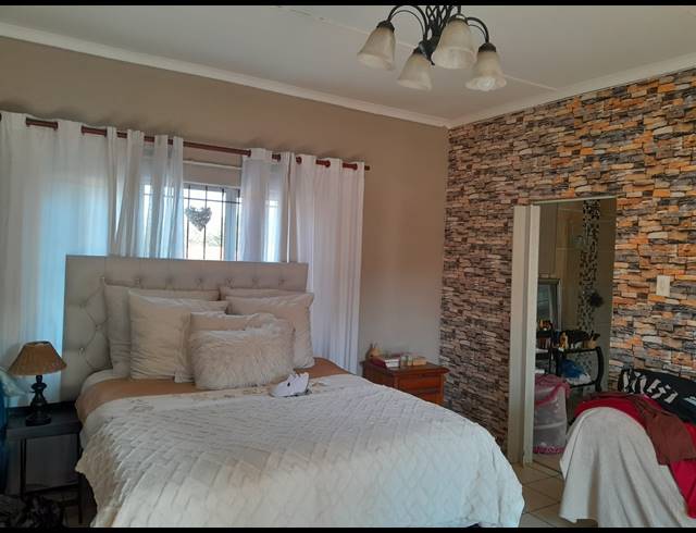 5 BEDROOM HOUSE FOR SALE IN BLUFF